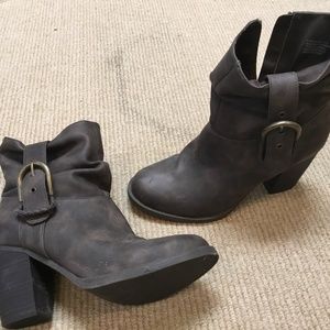 Sooo Cute!  Bootie w Buckle